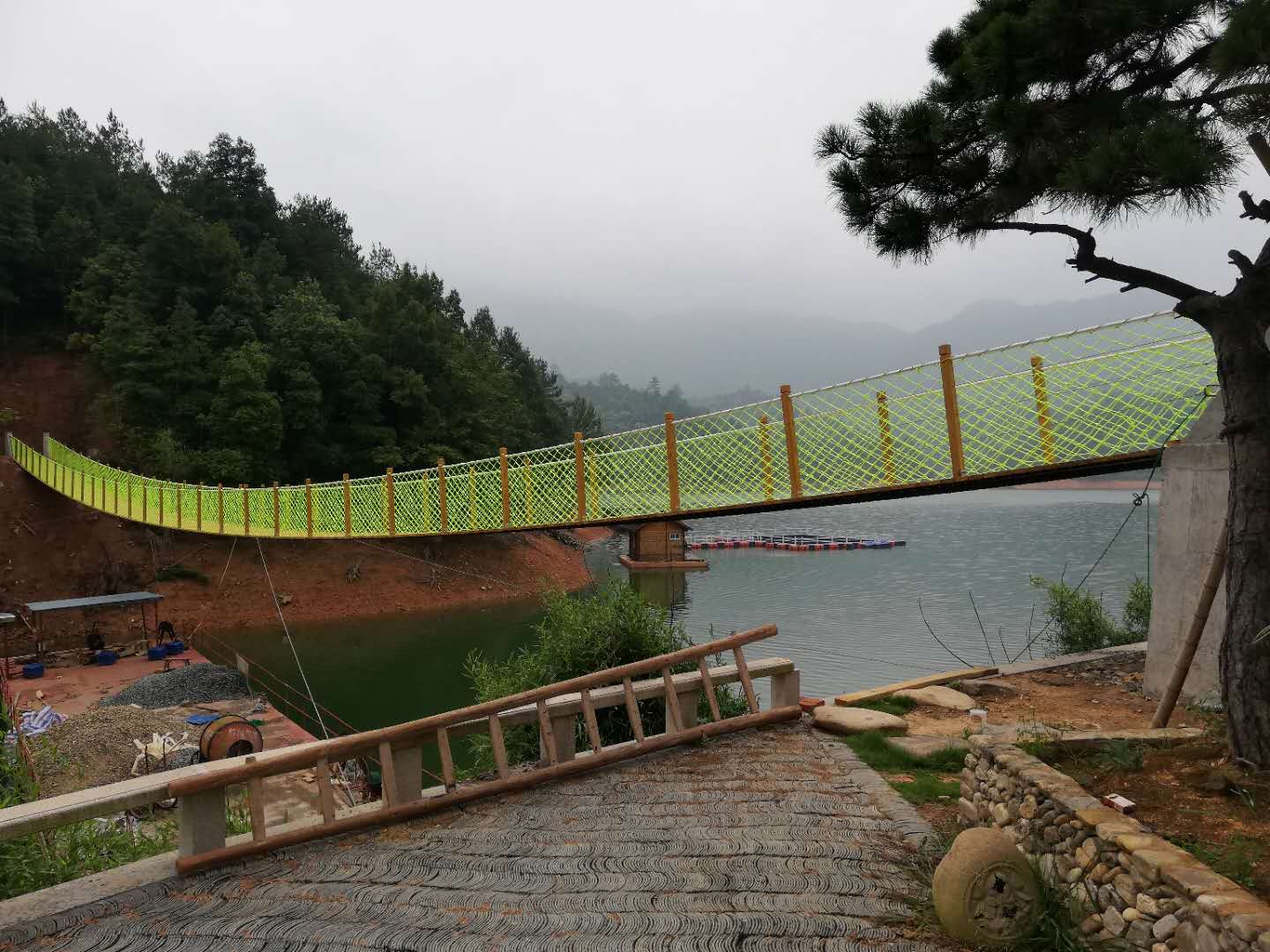 安裝水上木質吊橋時，你用防腐木了么？